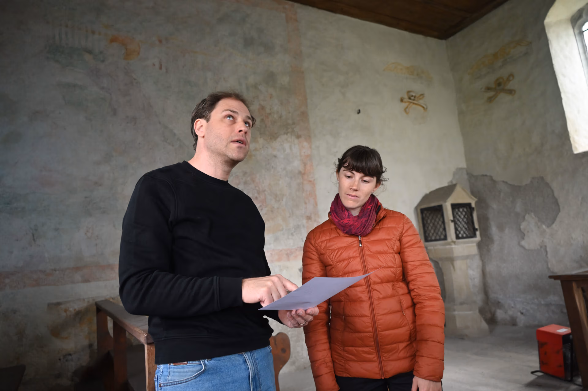 Restaurator und Restauratorin bei der Arbeit: Beat Waldispühl und Luzia Amrein im Beinhaus auf Kirchbühl
